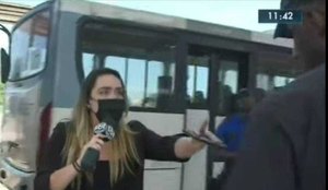 Repórter do SBT é intimidada durante link ao vivo em terminal no Rio