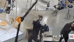 Robo ataca homens