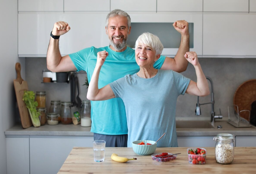 Frutas, cereais integrais e hidratação adequada estão entre as opções de alimentos e bebidas que auxiliam na energia diária (Imagem: pics five | Shutterstock)