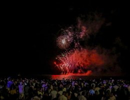 Celebração e queima de fogos marcam virada do ano na orla de João Pessoa