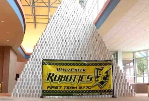 Estudantes constroem piramide de papel higienico mais alta do mundo