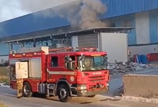 Corpo de Bombeiros controla incêndio em fábrica, em João Pessoa