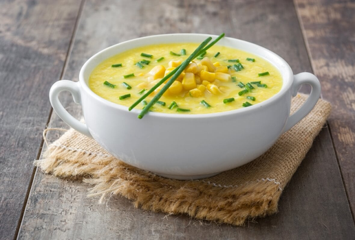 Sopa cremosa de milho-verde (Imagem: nblx |  Shutterstock)
