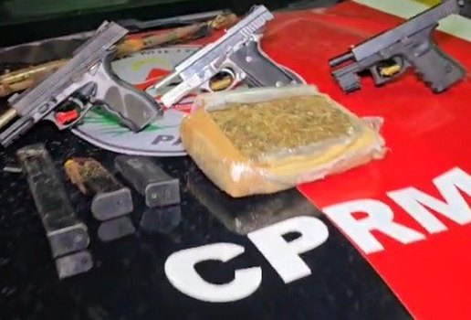 Quatro armas e drogas