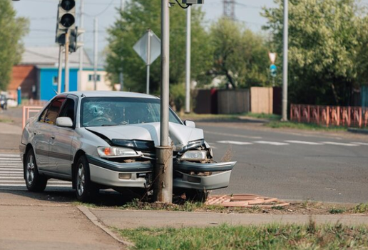 Colisao poste freepik