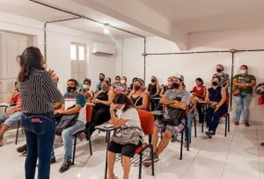 Vagas para cursos gratuito de garçom e camareira se esgotam em três horas