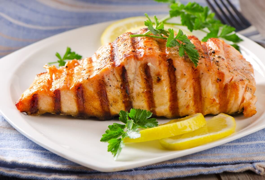 Salmão grelhado com gengibre (Imagem: Tatjana Baibakova | Shutterstock)