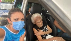 Mulher de 116 anos e imunizada contra Covid 19 e Prefeitura destaca importancia da vacinacao