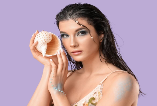 Tons azulados, pele iluminada e brilho molhado compõem o look conhecido como mermaidcore (Imagem: Pixel-Shot | Shutterstock)