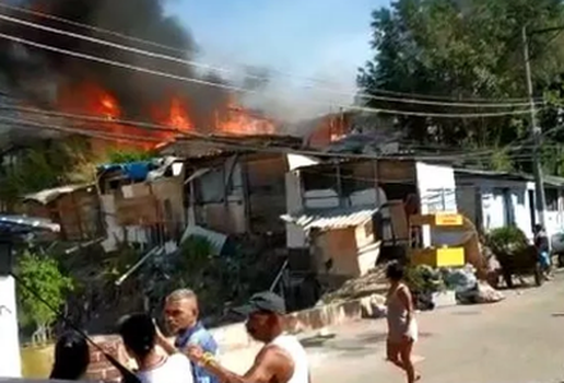 INCENDIO ATINGE FAVELA SP