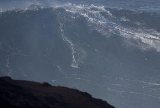 Surfista de ondas gigantes, Márcio Freire morre após queda em Nazaré