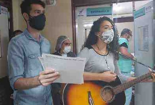 Idosos internados no Hospital de Trauma sao homenageados com serenata