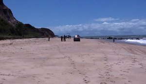 Corpo de Bombeiros foi acionado para socorrer três vítimas na praia.