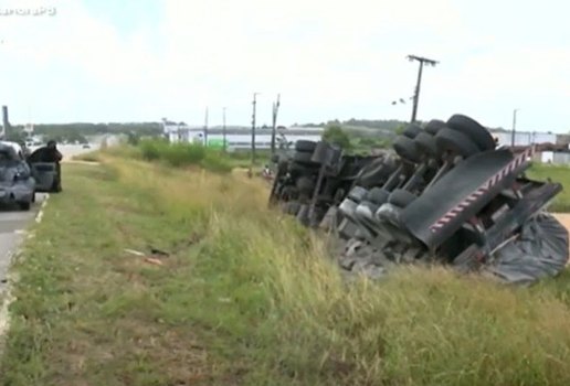 Acidente caminhao cimento