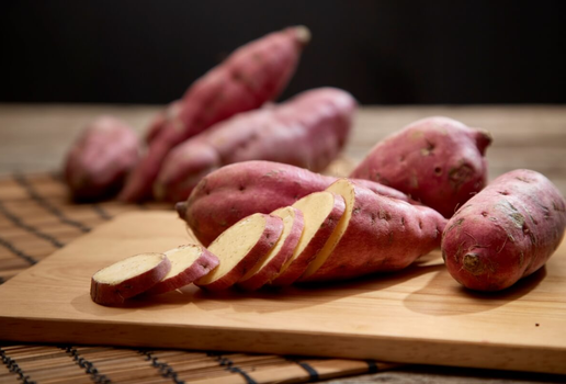 A batata-doce é rica em nutrientes que favorecem a saúde do corpo (Imagem: 1981 Rustic Studio kan | Shutterstock)