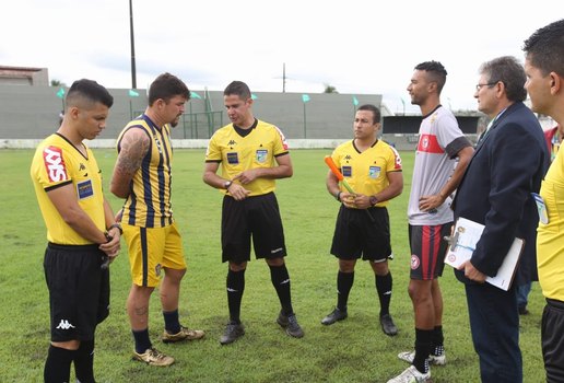 A decisão de adiar a partida foi da arbitragem