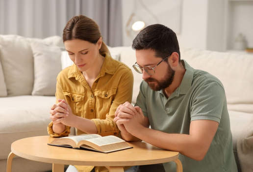 As orações ajudam a renovar o amor e proteger a conexão do casal (Imagem: New Africa | Shutterstock)