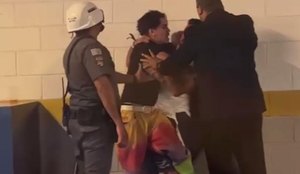 Imagens mostram Biel mordendo um homem durante a briga