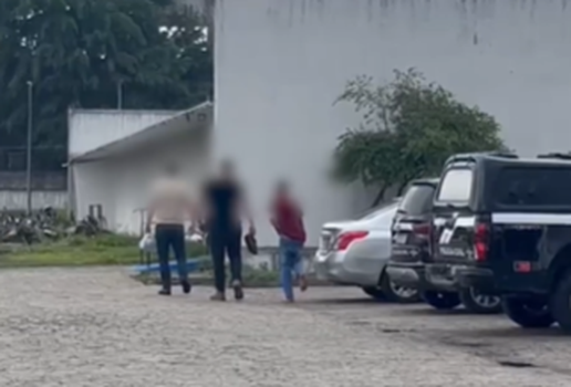 homem capacetada mulher