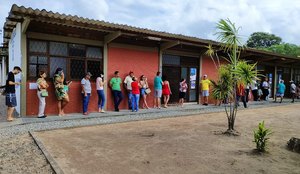 Eleitores formam filas em seções eleitorais da UFPB