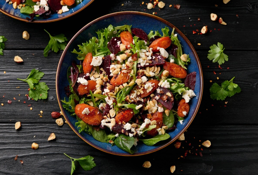 Salada morna de beterraba com cenoura, queijo feta e avelãs (Imagem: DronG | Shutterstock)