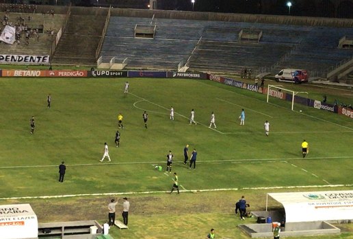 Botafogo-PB e São Paulo Crystal se enfrentam no estádio Almeidão