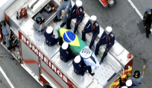Pelé é sepultado após cortejo por ruas de Santos