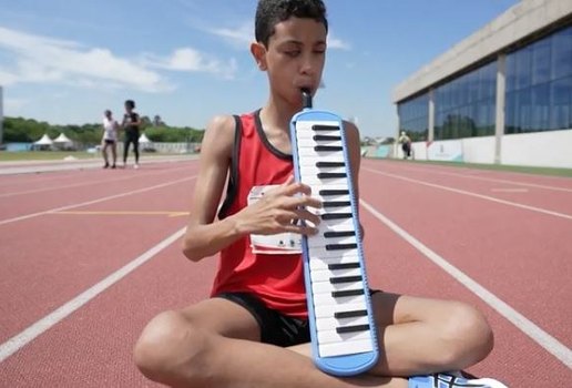 Paraibano de 13 anos se torna atleta e músico após perder visão para o glaucoma