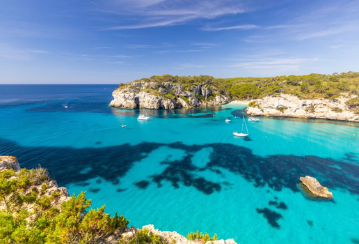 Menorca oferece um equilíbrio perfeito entre belezas naturais, riqueza cultural e gastronomia de alto nível (Imagem: Andrzej Rostek | Shutterstock)