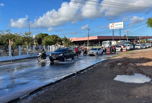 Grande congestionamento se formou na área em decorrência do buraco