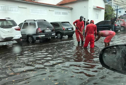 Ponto de alagamento na avenida Tabajaras