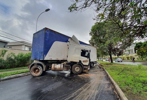 Caminhão bloqueia via após acidente, em João Pessoa