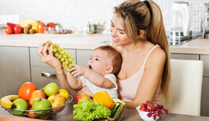 Uma dieta equilibrada, com fibras, fornece os nutrientes necessários para um bom funcionamento do sistema digestivo (Imagem: SvetlanaFedoseyeva | Shutterstock)