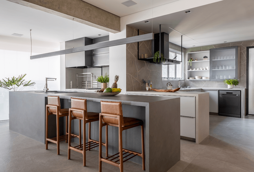 A bancada é um elemento versátil e funcional no ambiente (Projeto: Rawi Arquitetura + Design | Imagem: Rafael Renzo)