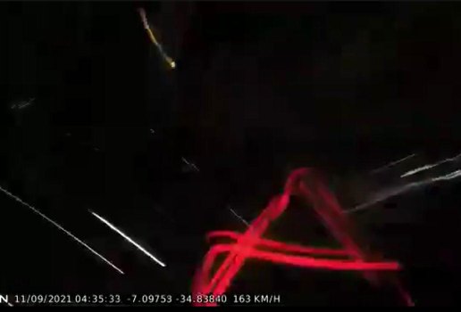 Momento do choque entre carro e motocicleta