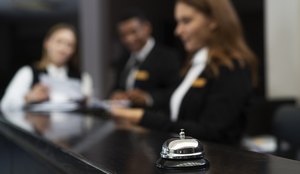 Recepcionistas em ternos elegantes durante o horario de trabalho