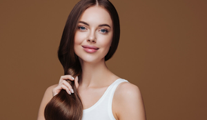 Cuidar corretamente dos cabelos após a coloração ou descoloração ajuda a manter a saúde dos fios (Imagem: Irina Bg | Shutterstock)