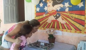 Menina faz festa de aniversario para a mae