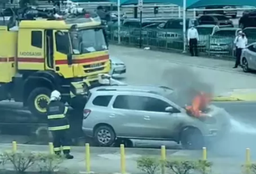 Incendio carro aeroporto bayeux