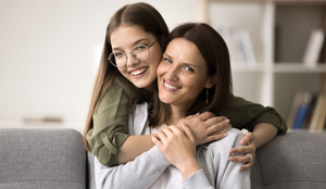 O apoio dos pais ajuda a reduzir a ansiedade na preparação para o exame (Imagem: fizkes | Shutterstock)