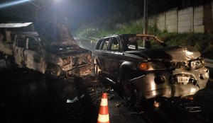 Divulgacao Bombeiros Carros Colidem pegam fogo