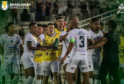 Jogadores do Manaus comemorando o resultado da partida.