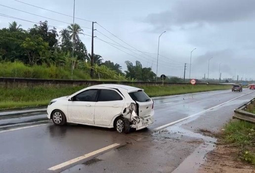 Carro ficou parado interrompendo uma faiza