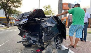 Carro ficou completamente destruído com colisão