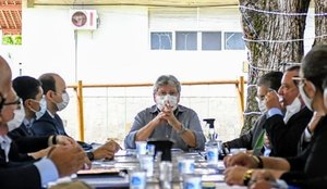 Governador da Paraíba, João Azevêdo, em reunião com servidores de força de segurança.