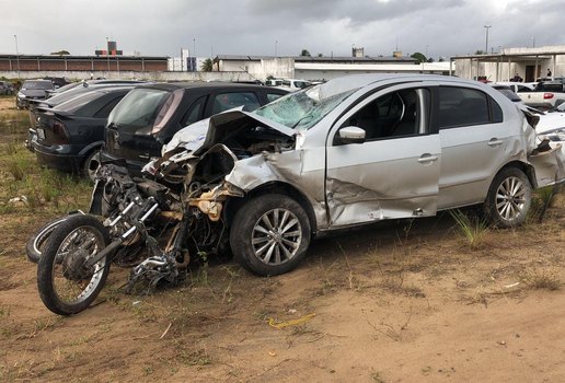 Veículo e motocicleta ficaram completamente destruídos