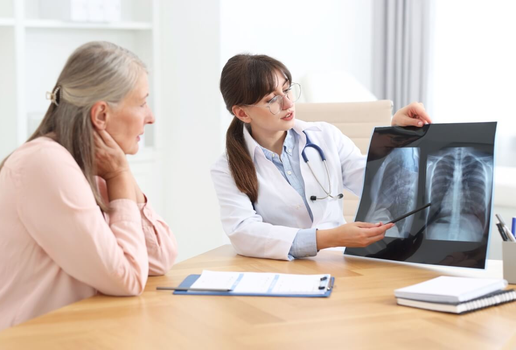 O acompanhamento médico especializado é fundamental para diagnóstico precoce e tratamento eficaz do câncer de pulmão (Imagem: New Africa | Shutterstock)