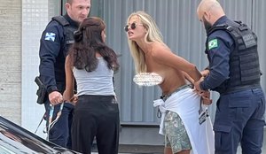Mulher de topless é detida enquanto passeava com cachorros em SC