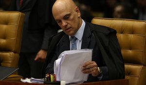 Bolsonaro formaliza pedido de impeachment de Alexandre de Moraes
