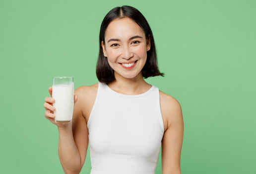 O leite é fonte de cálcio, proteínas, vitaminas e minerais (Imagem: ViDI Studio | Shutterstock)